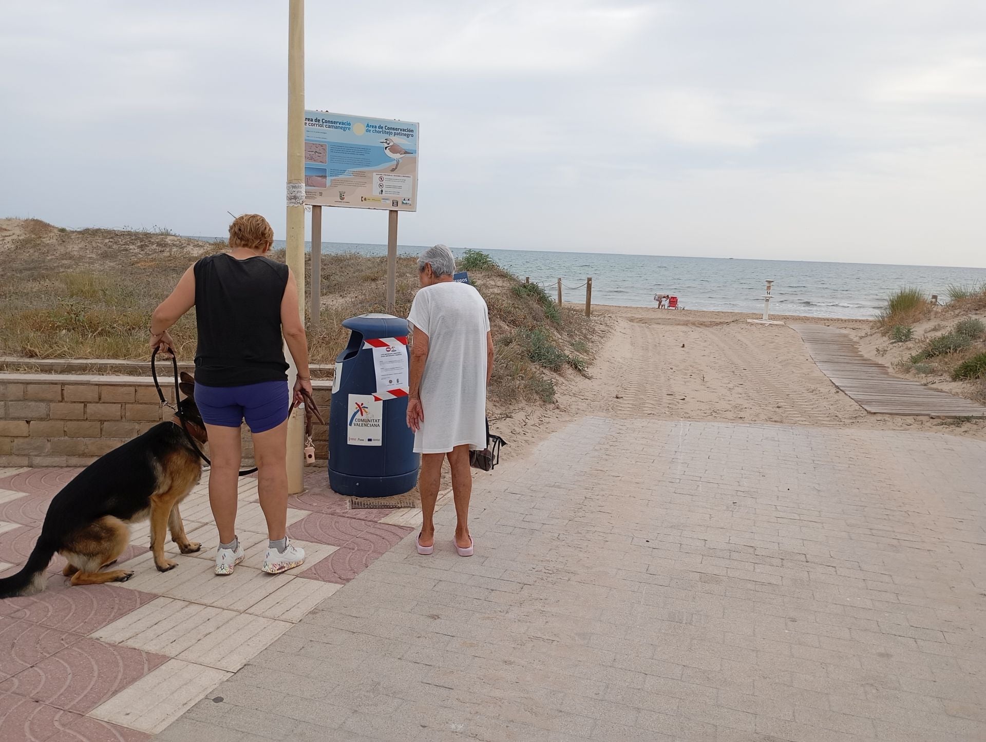 Siete playas de la Safor siguen cerradas a la espera de los resultados de los análisis del vertido