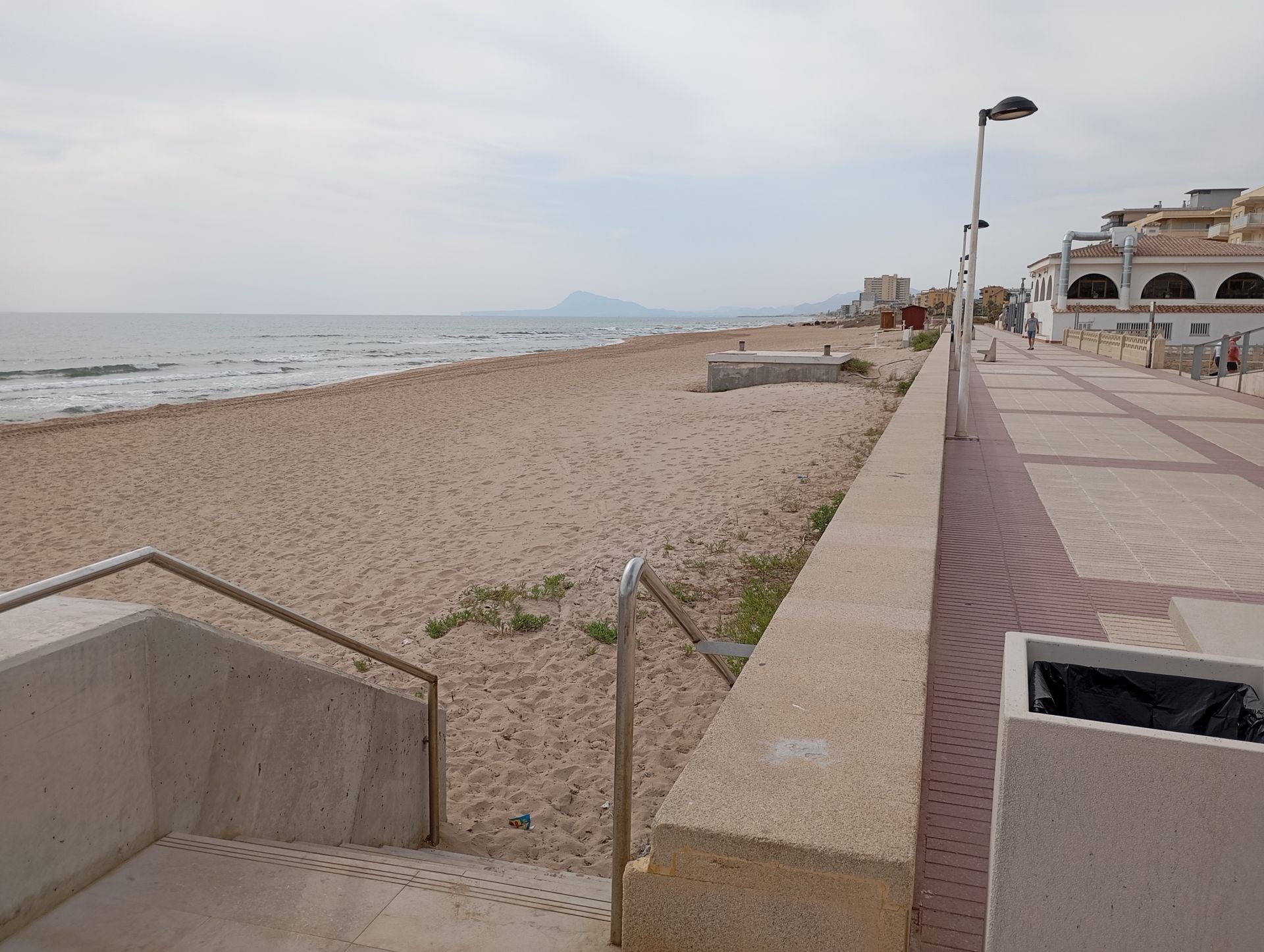 Siete playas de la Safor siguen cerradas a la espera de los resultados de los análisis del vertido