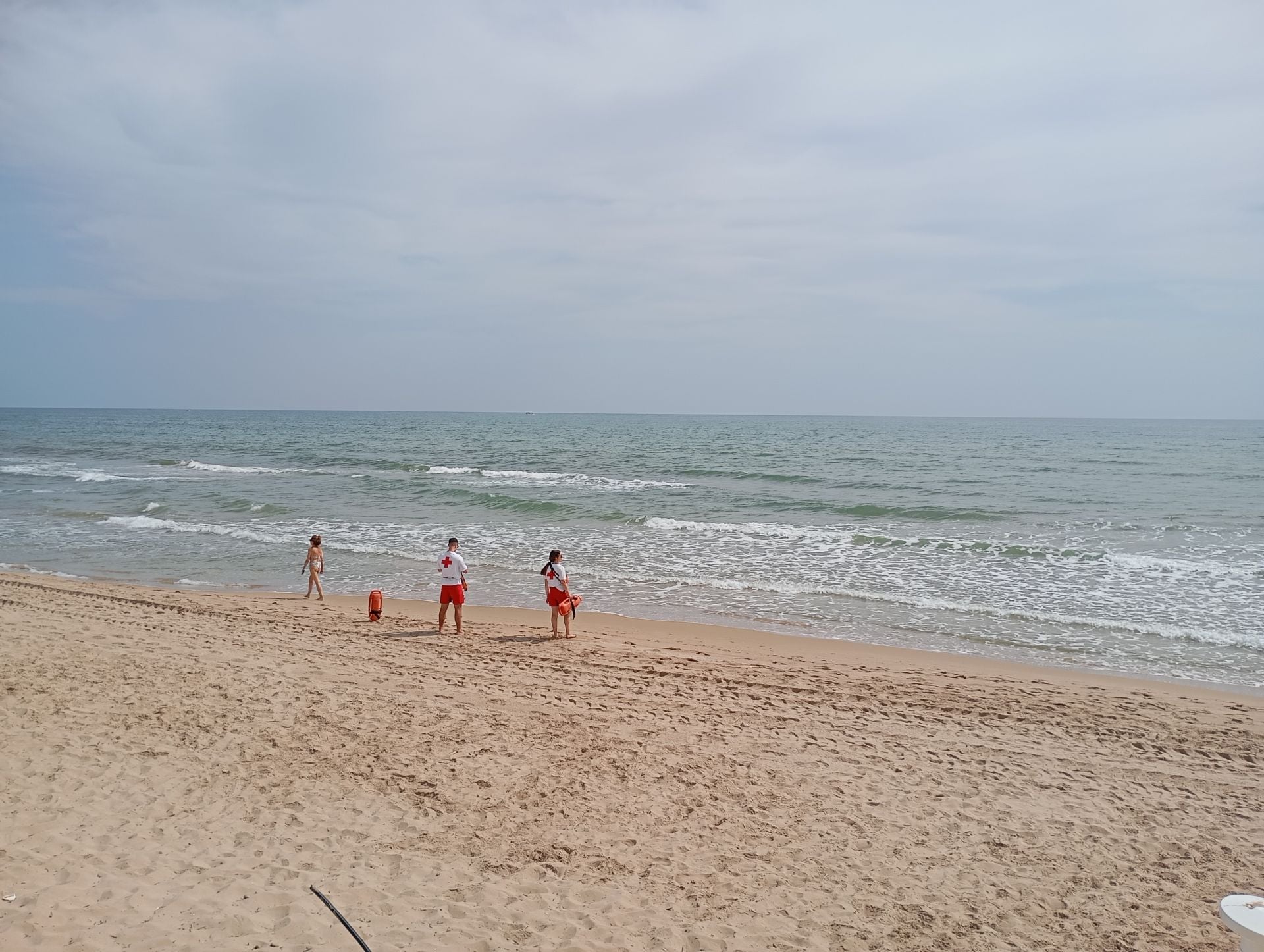 Siete playas de la Safor siguen cerradas a la espera de los resultados de los análisis del vertido