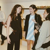 Alba Martínez y María Martí en la inauguración de la zapatería en la calle Colón.