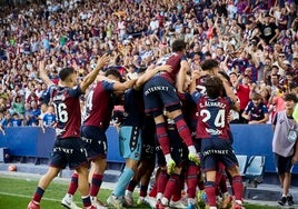 El Levante celebra el gol que le daba el título de campeón ante el Eibar.