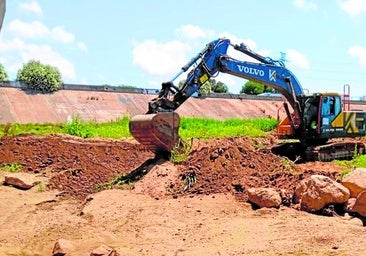 Una exvavadora durante los trabajos en el nuevo cauce del Turia.
