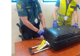 Unos agentes inspeccionan una maleta.
