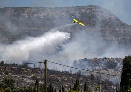 Un avión actúa en un incendio.