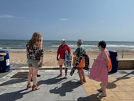 Siete playas de la Safor siguen cerradas al baño a la espera de los resultados de los análisis del vertido