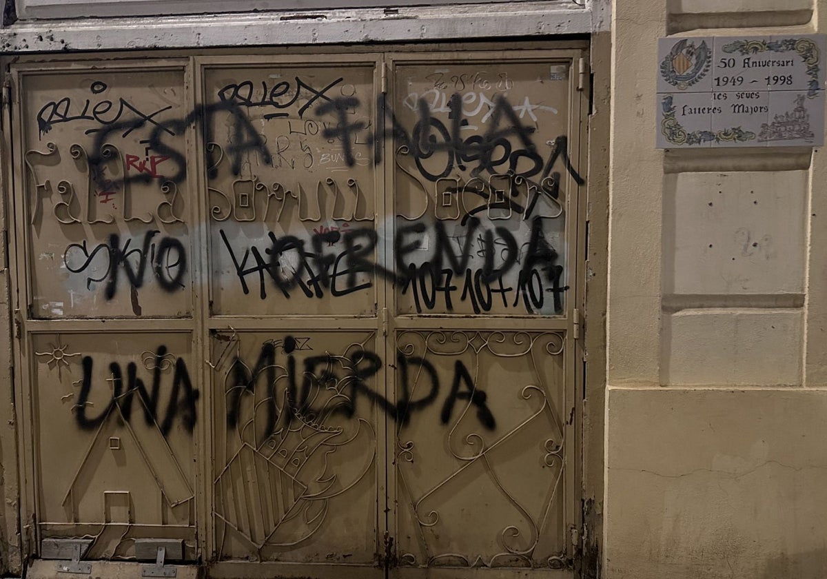 Pintada en la comisión Borrull-Socors: «Esta falla no ofrenda una mierda»