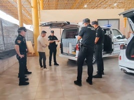El alcalde junto a unos agentes.