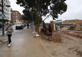 Maquinaria para la reconstrucción en una calle de Paiporta el pasado marzo.