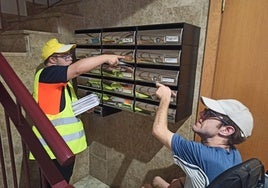 Reparto de los folletos en las viviendas de Torrent.
