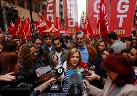 Pilar Bernabé, junto a varios dirigentes del PSPV.