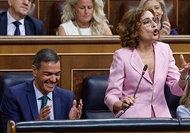 Pedro Sánchez, divertido durante la intervención de María Jesús Montero, este miércoles en el Congreso.