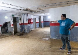 Ángel, vecino de La Torre, señala los destrozos en el garaje siete meses después de la dana.