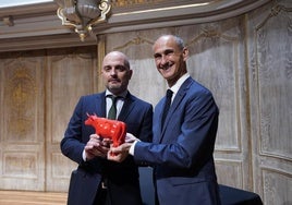 Reconocimiento. Esteban y Trelis, recogiendo el premio entregado el lunes en Bilbao.