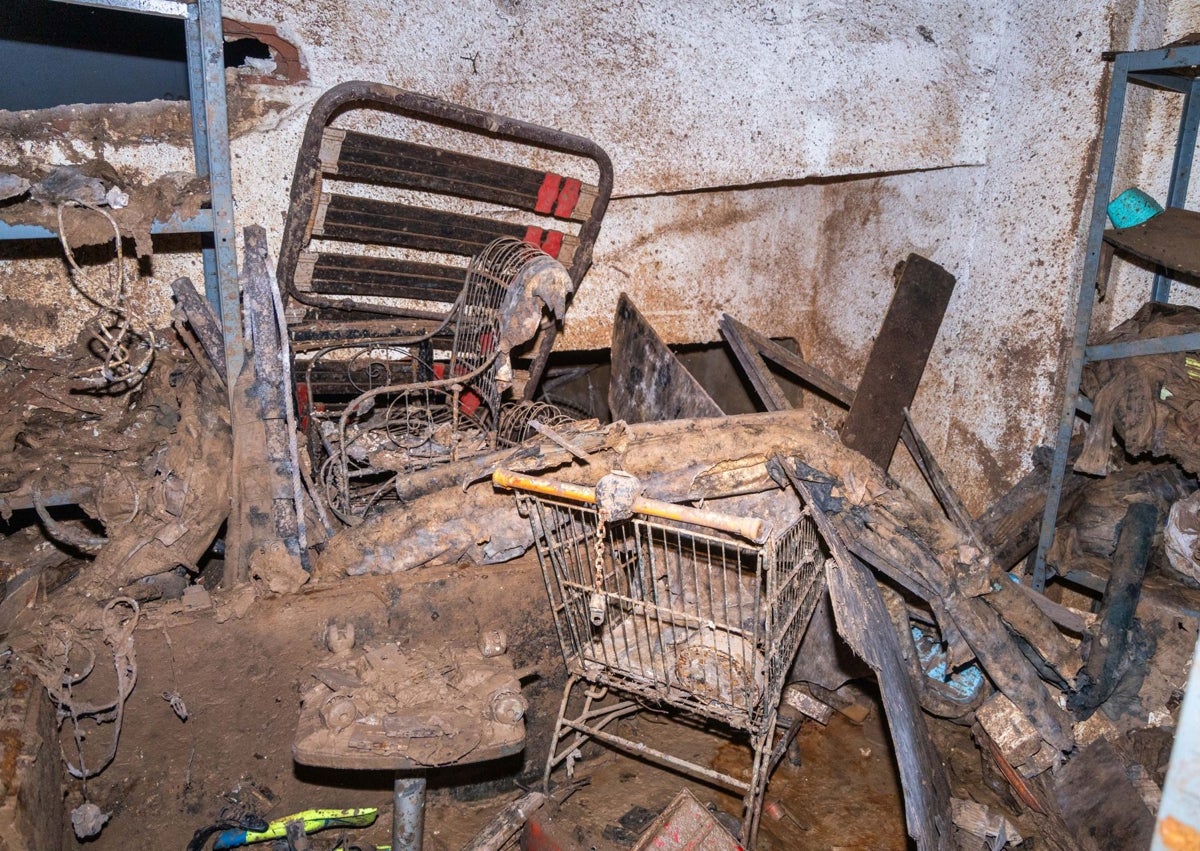 Imagen secundaria 1 - Interior del garaje de La Torre más de siete meses después de la dana.
