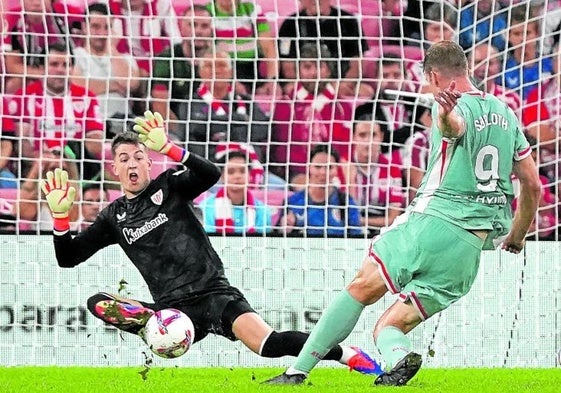 Agirrezabala, ante el atlético Sorloth.