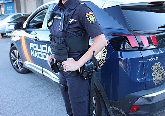 Imagen de archivo de un policía nacional en una calle de Valencia.