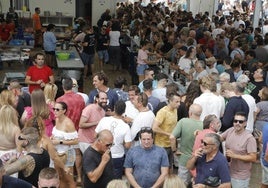 El baret dels bous se convierte en punto de encuentro de multitud de personas.