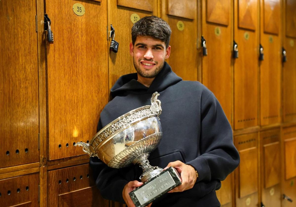 Alcaraz posa con el trofeo de Roland Garros.