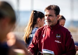Ángel Saiz dirige uno de los entrenamientos.