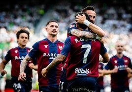 Brugui y Morales celebran un gol en el Martínez Valero.