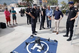 Las autoridades observando uno de los drones de la Policía Nacional.