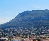 Parte del Montgó y algunas viviendas construidas en su falda.