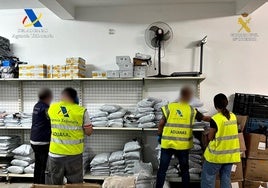 Varios agentes controlan las prendas.