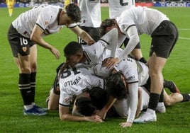 Los jugadores del Valencia celebran un gol de Hugo Guillamón.