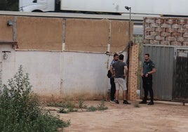Agentes de la Guardia Civil siguen buscando al presunto maltratador por las inmediaciones de la vivienda donde fue localizada la víctima y las menores.
