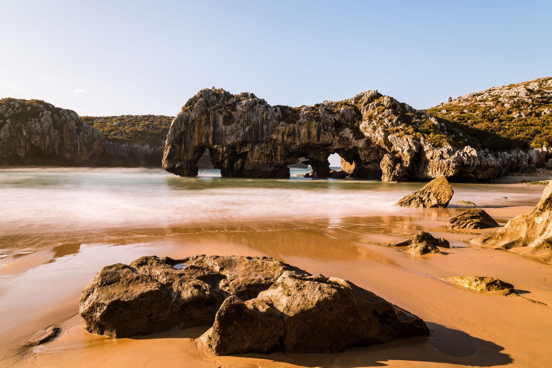 Playa de las Catedrales, Lugo, Galicia (España). Declarada Monumento Natural, los usuarios de Jetcost destacan de ella «sus formaciones rocosas creadas por el viento y el agua, que han llevado a crear curiosas formas». Además, añaden que «cuando baja la marea es posible descalzarse y caminar bajo cuevas y descubrir arcos dentro de otros arcos». También informan que «aunque la entrada es gratuita, para evitar aglomeraciones, es necesaria la reserva de entrada en los meses de julio, agosto y septiembre». Por último, destacan que se trata de «un lugar ideal para el disfrute de los niños, ya que al bajar la marea, junto a las rocas, se forman multitud de pequeñas pozas de agua cristalina que se templan cuando les da el sol».