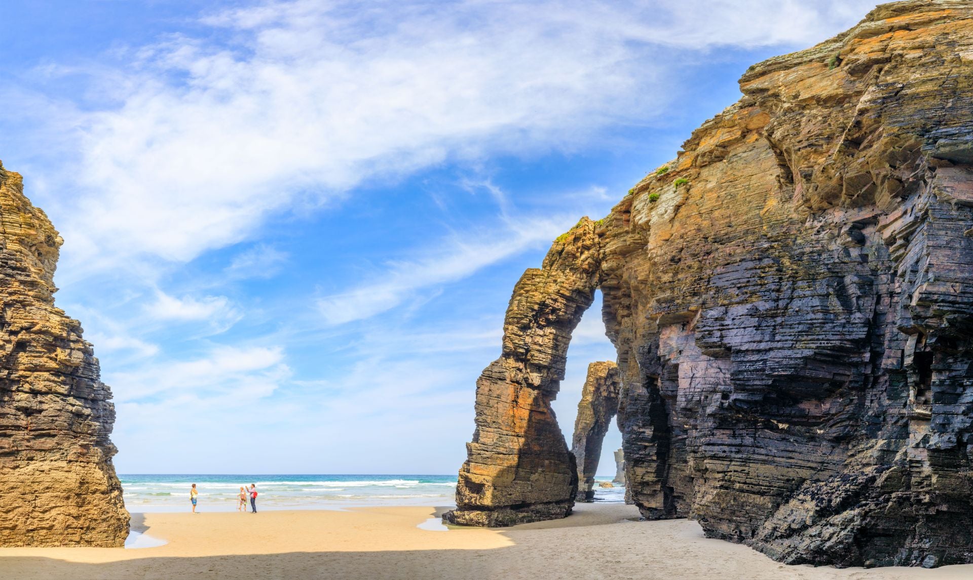 Playa de las Catedrales, Lugo, Galicia (España). Declarada Monumento Natural, los usuarios de Jetcost destacan de ella «sus formaciones rocosas creadas por el viento y el agua, que han llevado a crear curiosas formas». Además, añaden que «cuando baja la marea es posible descalzarse y caminar bajo cuevas y descubrir arcos dentro de otros arcos». También informan que «aunque la entrada es gratuita, para evitar aglomeraciones, es necesaria la reserva de entrada en los meses de julio, agosto y septiembre». Por último, destacan que se trata de «un lugar ideal para el disfrute de los niños, ya que al bajar la marea, junto a las rocas, se forman multitud de pequeñas pozas de agua cristalina que se templan cuando les da el sol».