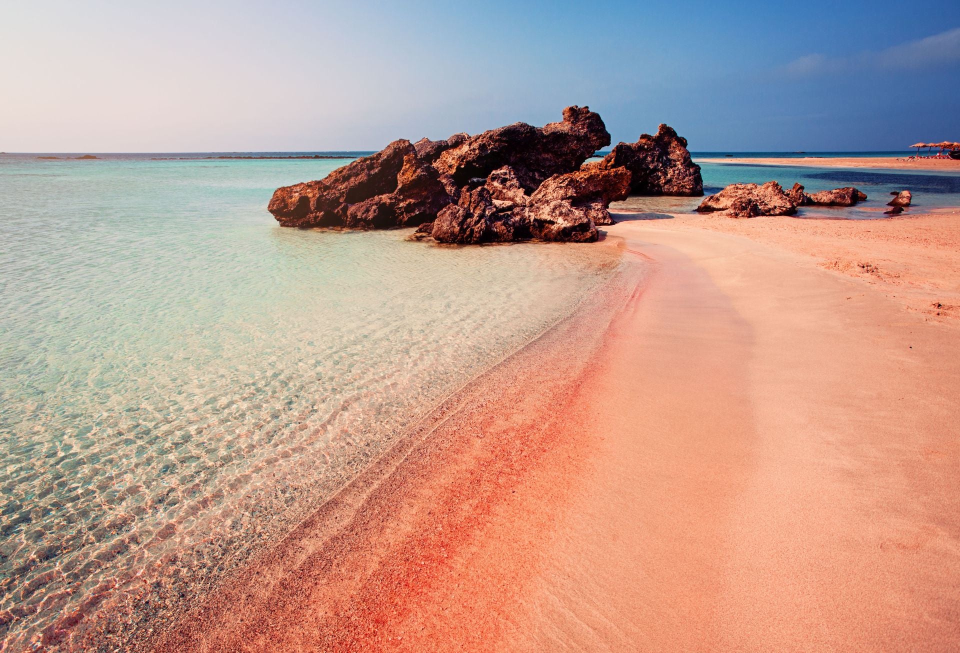 Playa Elafonisi, Creta (Grecia). Está situada en la costa suroeste de la isla de Creta y se considera a veces como el Caribe del Mediterráneo por su playa blanca con matices de rosa y el turquesa de sus cálidas aguas. Desde Jetcost indican que «justo en frente de la playa se encuentra la pequeña isla de Elafonissi que, según las mareas, a veces está conectada con el continente a través de una estrecha franja de arena, mientras que con la marea más alta es una isla real a la que se puede llegar caminando por las aguas del mar que llegan hasta las rodillas». De la isla explican que «solo hay playa libre y en particular la parte trasera es quizás la más bucólica y se caracteriza por pequeñas bahías donde reina la paz y la tranquilidad». Por último, los expertos de Jetcost recomiendan «no perderse uno de los momentos más bellos del lugar, cuando el sol se pone sobre las aguas del Mar de Libia dando un panorama de maravillosos colores».