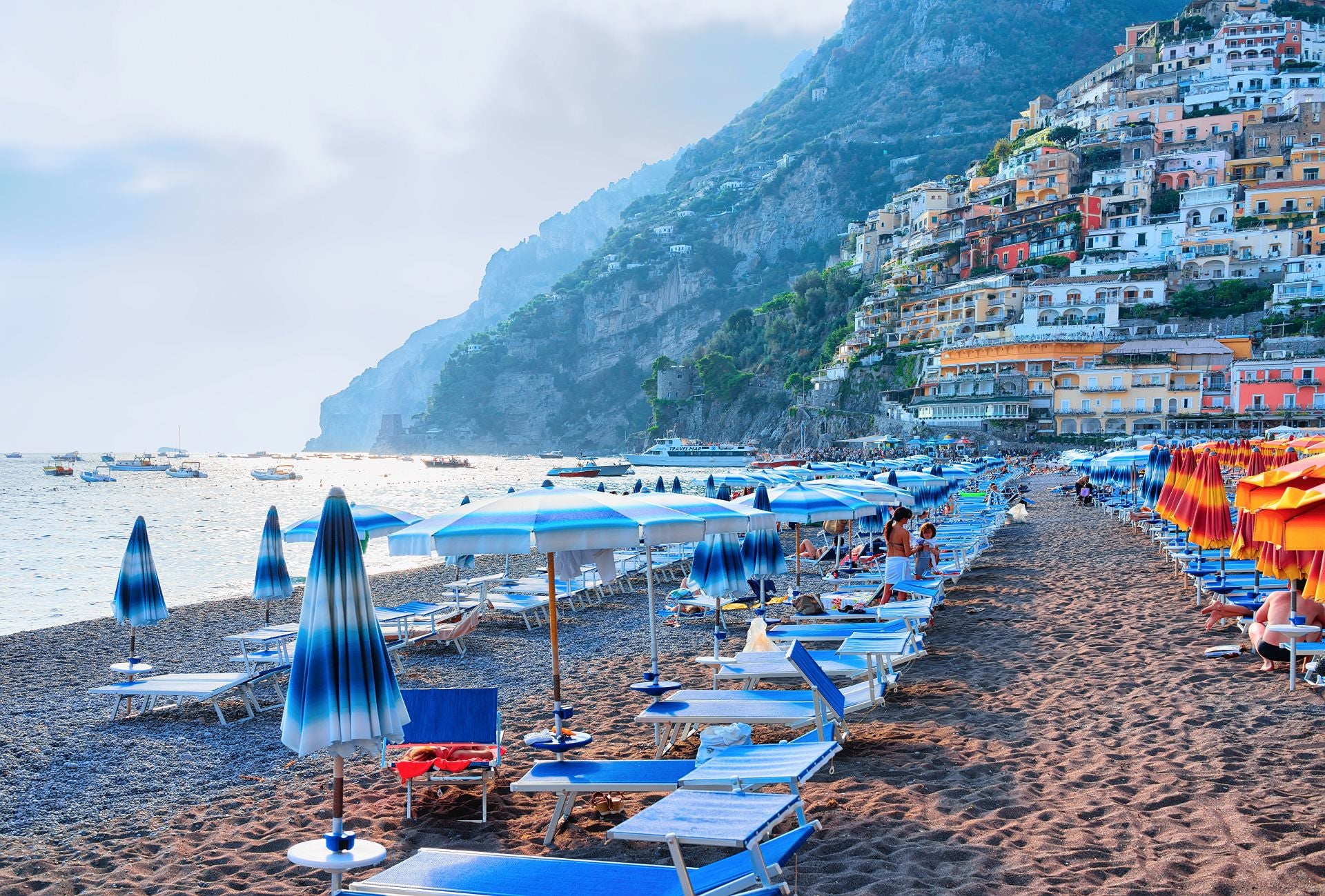 Playa de Marina Grande, Positano, Campania (Italia). «Una de las más famosas a lo largo de la Costa de Amalfi», señalan. De ella destacan «su pintoresca ubicación, enmarcada por los coloridos acantilados de Positano». Se encuentra a los pies de la famosa y evocadora iglesia de la ciudad, la Chiesa dell'Assunta. Tiene una extensión de unos 300 metros y está formada por guijarros y arena negra. «Ofrece una atmósfera animada, lujosos clubes de playa y aguas cristalinas. La vista desde la playa es única: en el horizonte se pueden ver los islotes de Li Galli o Sirenuse», añaden. Desde Jetcost desvelan, además que, «cuenta la leyenda que en estos islotes vivían las sirenas que intentaron encantar a Ulises con su canto». «Los precios por un día pueden variar entre 30 y 50 euros por una sombrilla y dos tumbonas. La playa también alberga el puerto principal de Positano, que sirve tanto para tours en barcos privados como para ferris públicos, una opción muy recomendable ya que la belleza de esta costa, Patrimonio de la Humanidad, se aprecia especialmente desde el mar».