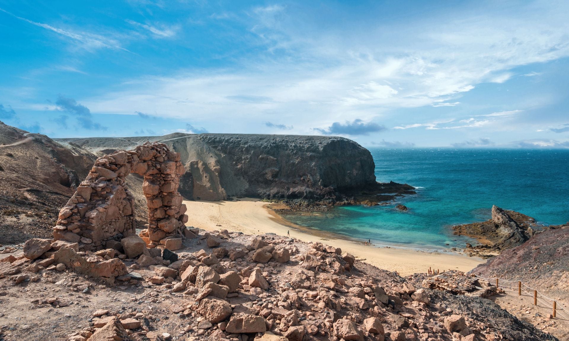 Playa de Papagayo, Lanzarote, Islas Canarias, (España). De ella destacan «su arena blanca, pequeñas dimensiones y enorme belleza». «En forma de concha, seduce por sus aguas transparentes de color esmeralda que permanecen todo el día sin oleaje, como si de una piscina se tratase», añaden. Los expertos de Jetcost.es la encuentran «ideal» para iniciarse en el snorkel y disfrutar de la riqueza de sus fondos. Situada en una hondonada, a la que se accede por un pequeño sendero, está resguardada del viento y en un entorno casi salvaje. Se encuentra en la zona protegida del Parque Natural de los Ajaches y «su incomparable belleza unida al impresionante entorno que la rodea, hace que suela ser considerada como una de las mejores playas de España», concluyen.