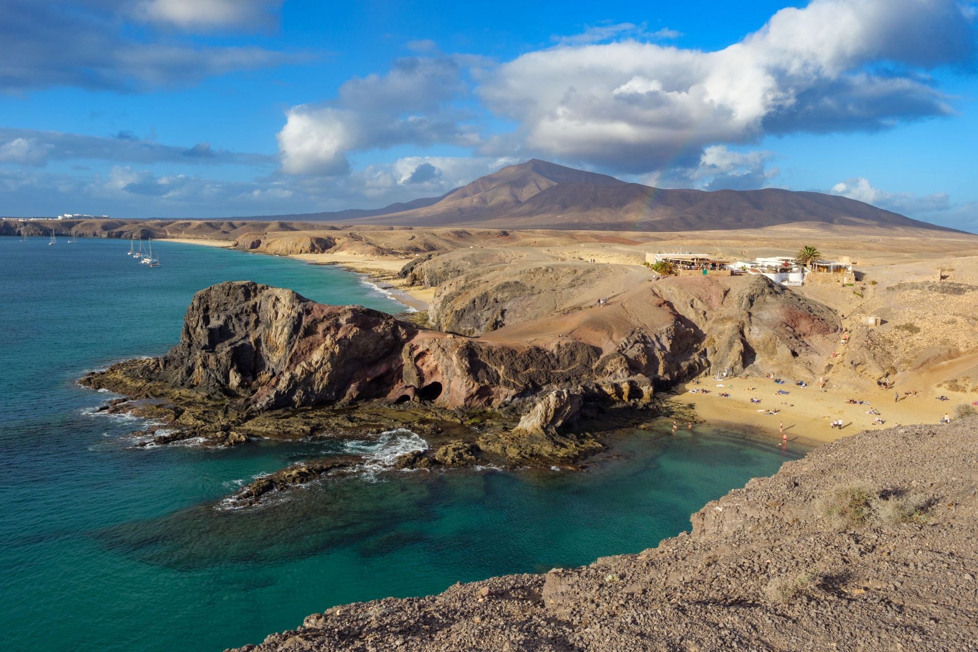 Playa de Papagayo, Lanzarote, Islas Canarias, (España). De ella destacan «su arena blanca, pequeñas dimensiones y enorme belleza». «En forma de concha, seduce por sus aguas transparentes de color esmeralda que permanecen todo el día sin oleaje, como si de una piscina se tratase», añaden. Los expertos de Jetcost.es la encuentran «ideal» para iniciarse en el snorkel y disfrutar de la riqueza de sus fondos. Situada en una hondonada, a la que se accede por un pequeño sendero, está resguardada del viento y en un entorno casi salvaje. Se encuentra en la zona protegida del Parque Natural de los Ajaches y «su incomparable belleza unida al impresionante entorno que la rodea, hace que suela ser considerada como una de las mejores playas de España», concluyen.
