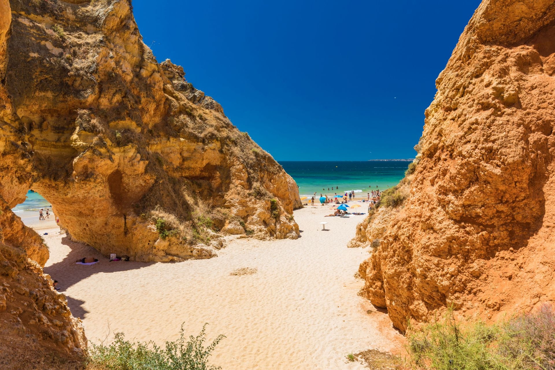 Praia dos Três Irmãos, Algarve (Portugal). Su nombre original es Playa Alvor Nascente. Lo más llamativo son sus tres formaciones rocosas en el lado Este, con altas rocas y acantilados, que se conocen como falesias. Al otro lado tiene dunas que se extienden un kilómetro. «En los meses de julio y agosto suele haber bastante gente, pero no tanto como en las playas más cercanas al centro de Portimão», indican. «El agua suele estar tranquila y por lo tanto es bastante segura para los niños», explican. Además, señalan que «para comer no es necesario ir muy lejos: hay restaurantes en la playa, especializados en ricos arroces y una gran variedad de mariscos y pescados asados con abundante guarnición, pero que también ofrecen otras opciones». Por último, aforman que «después de un día de playa, no hay nada mejor que disfrutar del atardecer y de una cena con vistas al mar y a las bellas puestas de sol».
