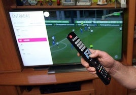 Mando de televisión en imagen de archivo.