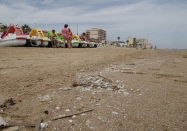 Restos del vertido en las playas de Daimús y Miramar.