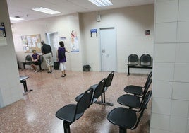 Pacientes en un consultorio de playa en Valencia.
