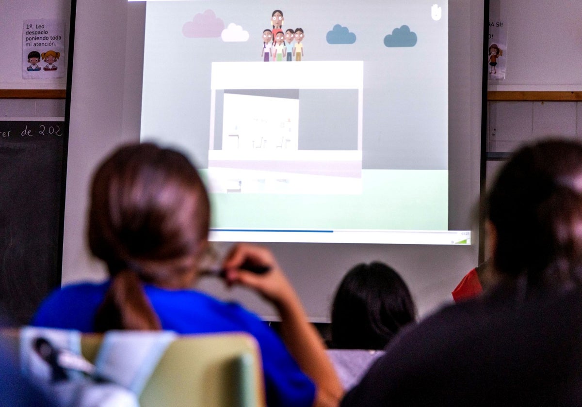 Taller impartido por Cruz Roja en un colegio de Valencia.