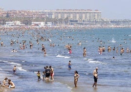 Cientos de personas se bañan en la playa del Cabanyal, el pasado fin de semana.