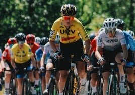 Ciclista del equipo de la UPV durante una carrera.