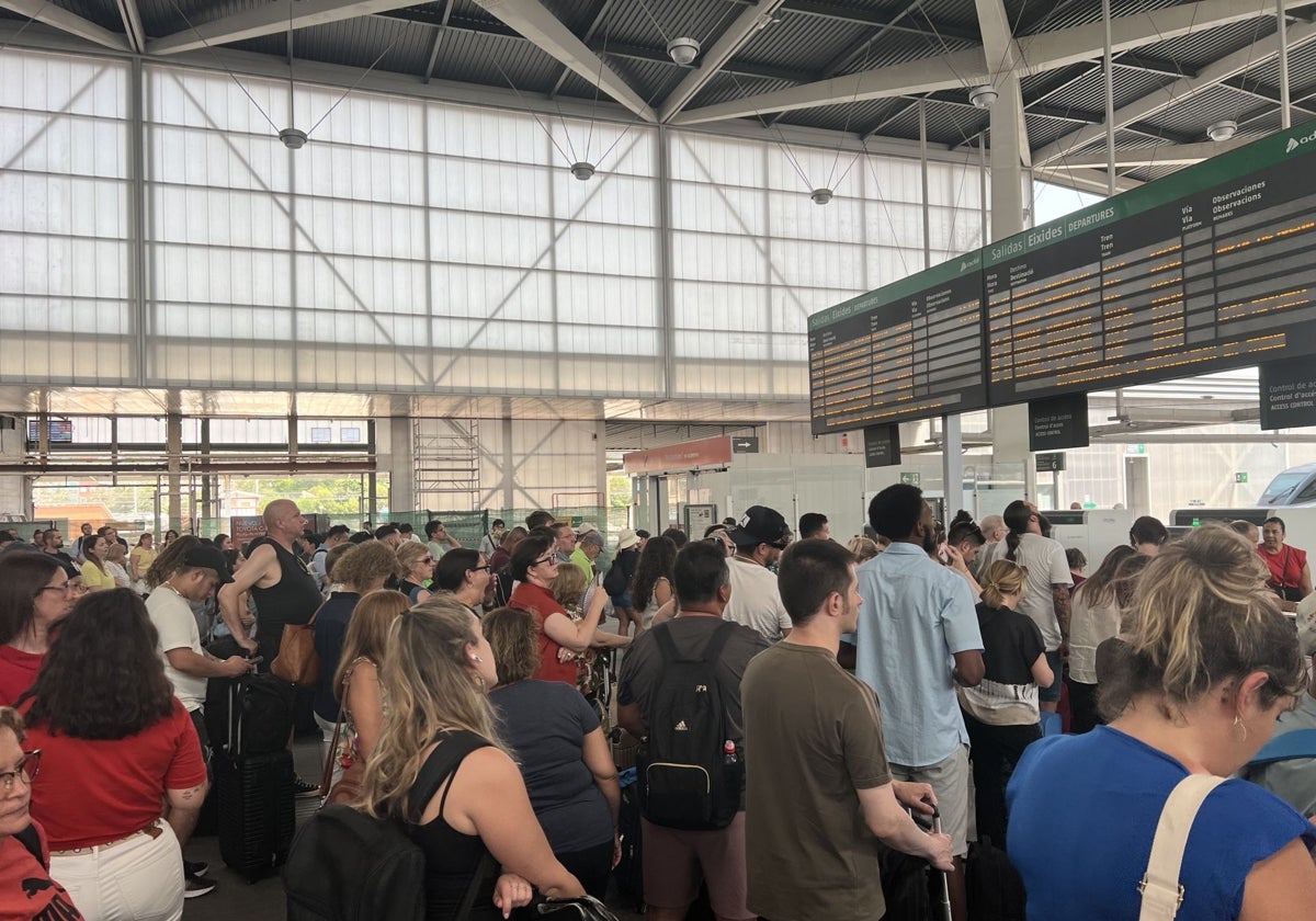 Desesperación en la estación Joaquín Sorolla ante un nuevo fallo ferroviario: «Lo peor es la incertidumbre»