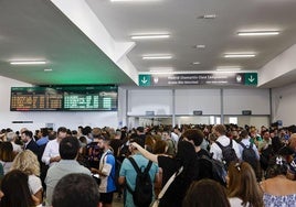 Pasajeros aguardan este jueves en la estación de Chamartín.