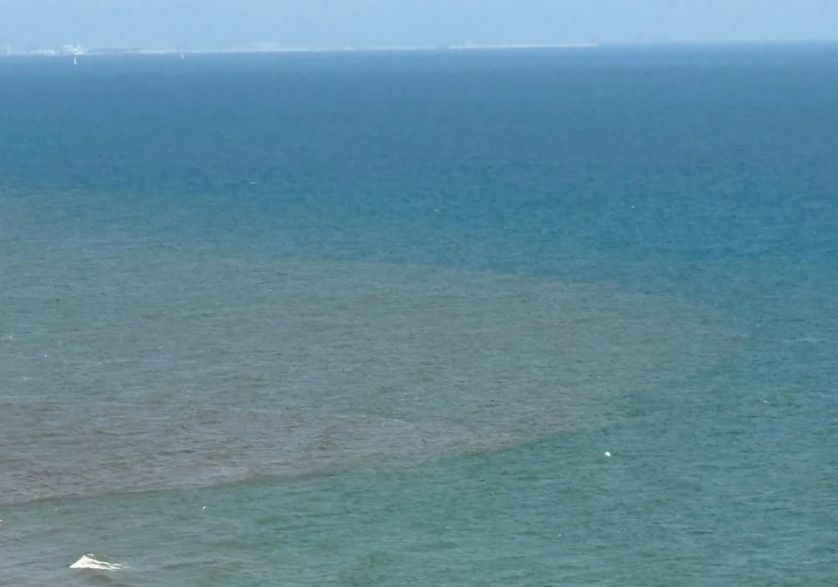 Mancha con las aguas turbias que vierte la Albufera en las playas de El Perellonet y El Perelló.