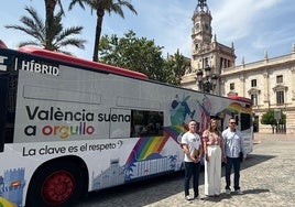 La concejala de Igualdad, Rocío Gil, junto a un autobús de la EMT que recoge ya la campaña de la Fiesta del Orgullo.