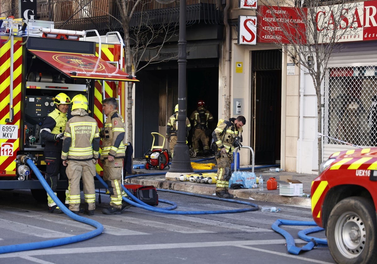 Varias dotaciones de bomberos actuando.