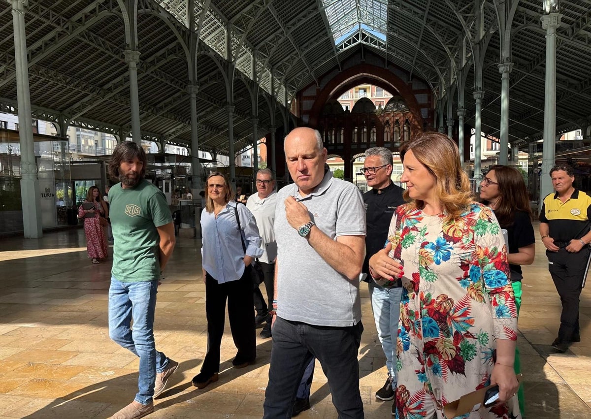 Imagen secundaria 1 - Visiuta de María José Catalá, al Mercado de Colón de Valencia.