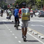 Bicicletas y patinetes en una imagen de archivo.
