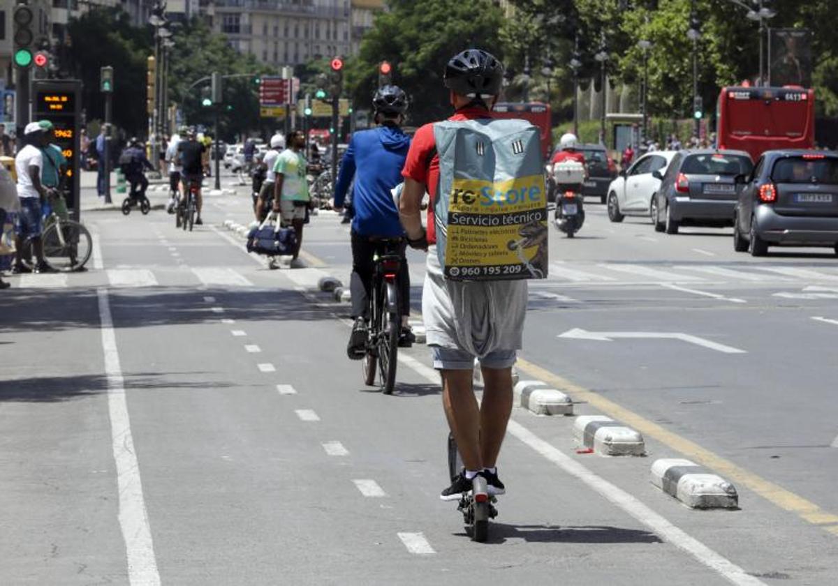 La nueva señal de tráfico que afecta a ciclistas y patinetes eléctricos: qué significa y qué multa hay para los peatones | las provincias